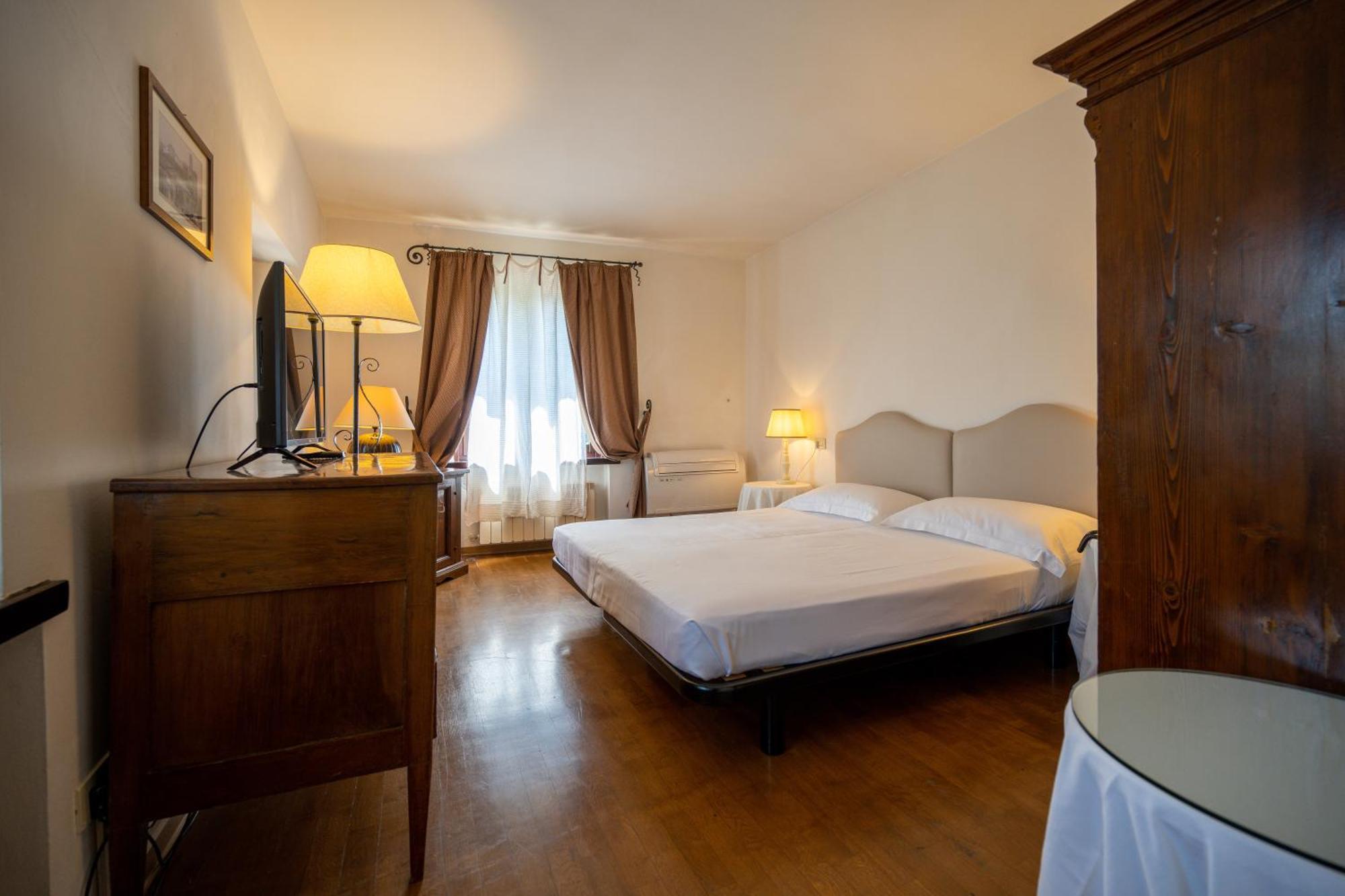 Hotel Palazzo Viviani Castello Di Montegridolfo Zimmer foto